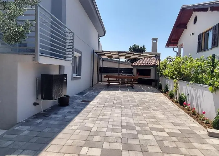 With Amazing View And A Private Pool, Susnjar 1 Villa *
