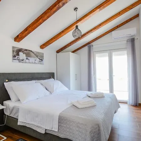 With Amazing View And A Private Pool, Susnjar 1