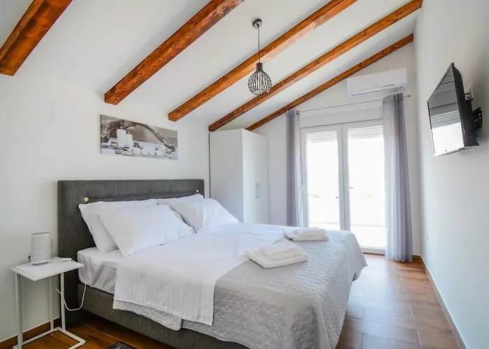 With Amazing View And A Private Pool, Susnjar 1