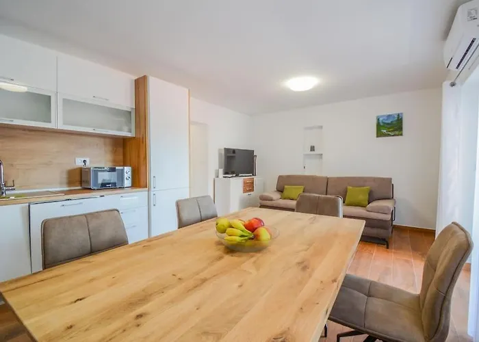 With Amazing View And A Private Pool, Susnjar 1 *