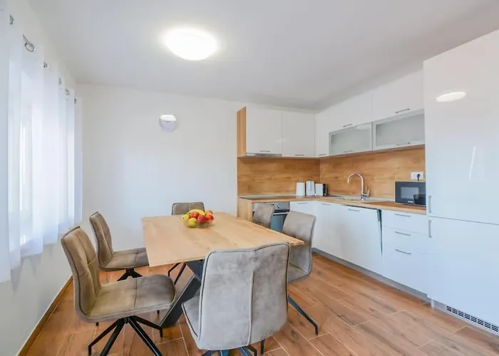 With Amazing View And A Private Pool, Susnjar 1 *