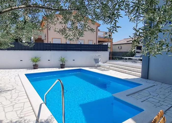 With Amazing View And A Private Pool, Susnjar 1